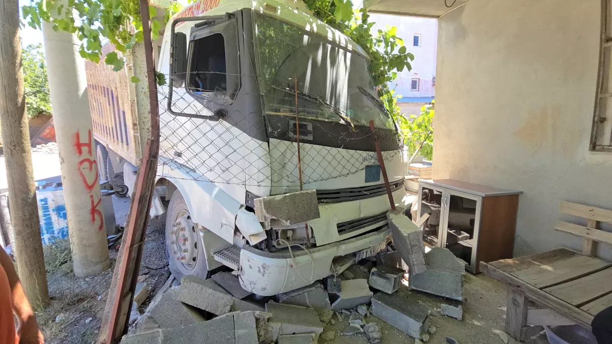 Kozan\'da Freni Boşalan Kamyon Ev Duvarına Çarptı