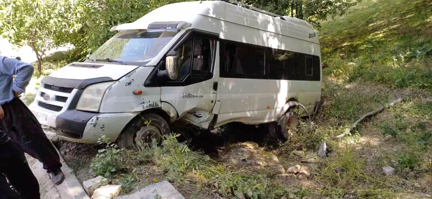 Hakkari\'de Minibüs Devrildi: 7 Yaralı