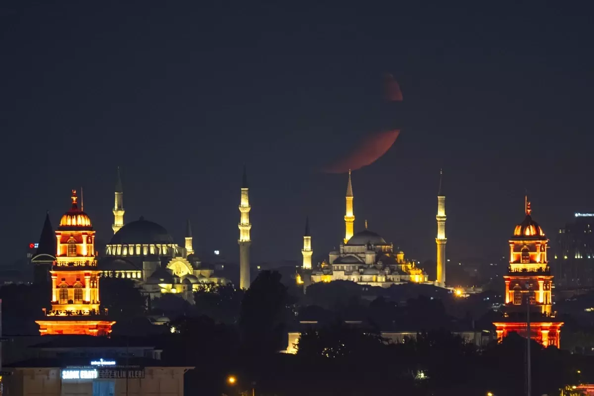 İstanbul\'da hilal camileri süsledi