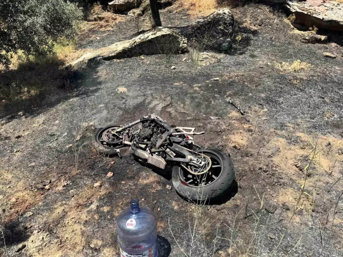 Motosiklet Yangını Su Bidonlarıyla Söndürüldü