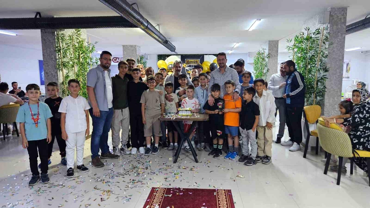 Ömürspor, Alt Yapı Oyuncularıyla Eğlenceli Bir Sezon Kapanışı Düzenledi