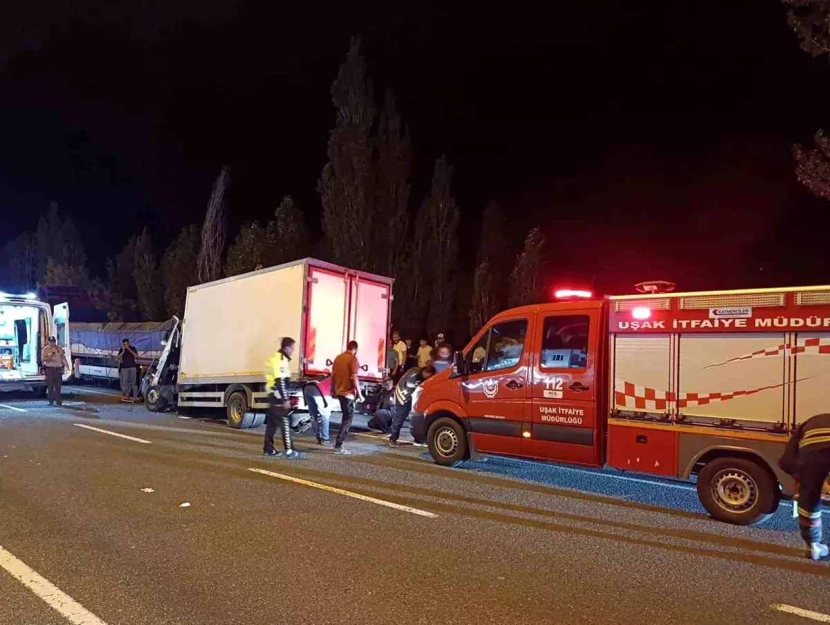 Uşak\'ta Kamyonet Tıra Çarptı: 1 Ölü, 1 Yaralı