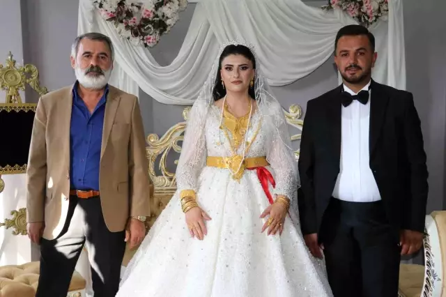 Van'da Düzenlenen Aşiret Düğününde Dudak Uçuklatan Takı Töreni