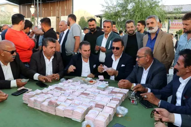 Van'da Düzenlenen Aşiret Düğününde Dudak Uçuklatan Takı Töreni