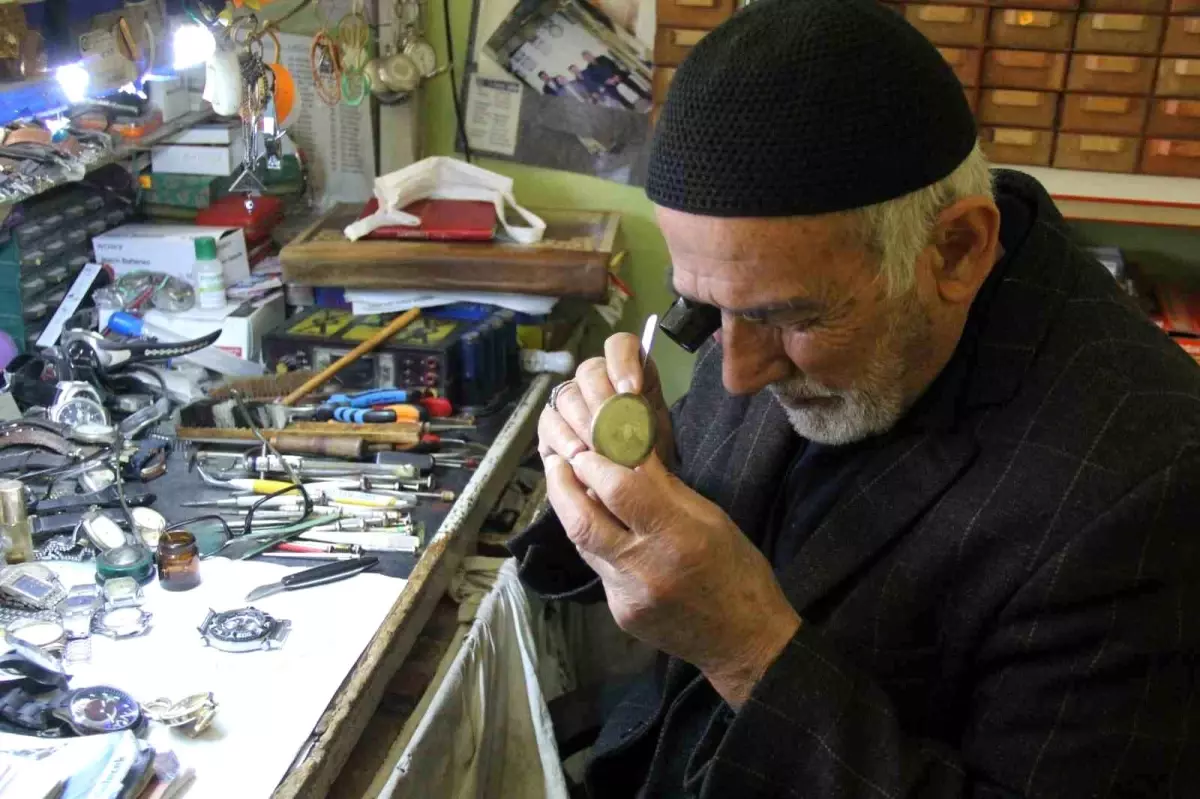 Yarım Asırlık Saat Ustası: Sebahattin Tanoğlu\'nun Hikayesi