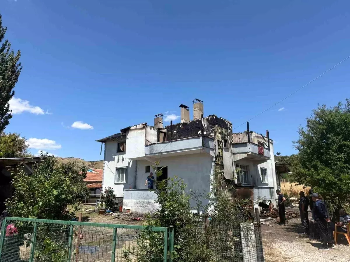 Çorum\'da Yangın: İki Katlı Ev Kullanılamaz Hale Geldi