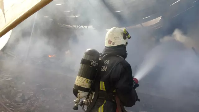 Atölye yangınında faciadan dönüldü: Duvar çöktü, itfaiye erleri son anda kurtuldu