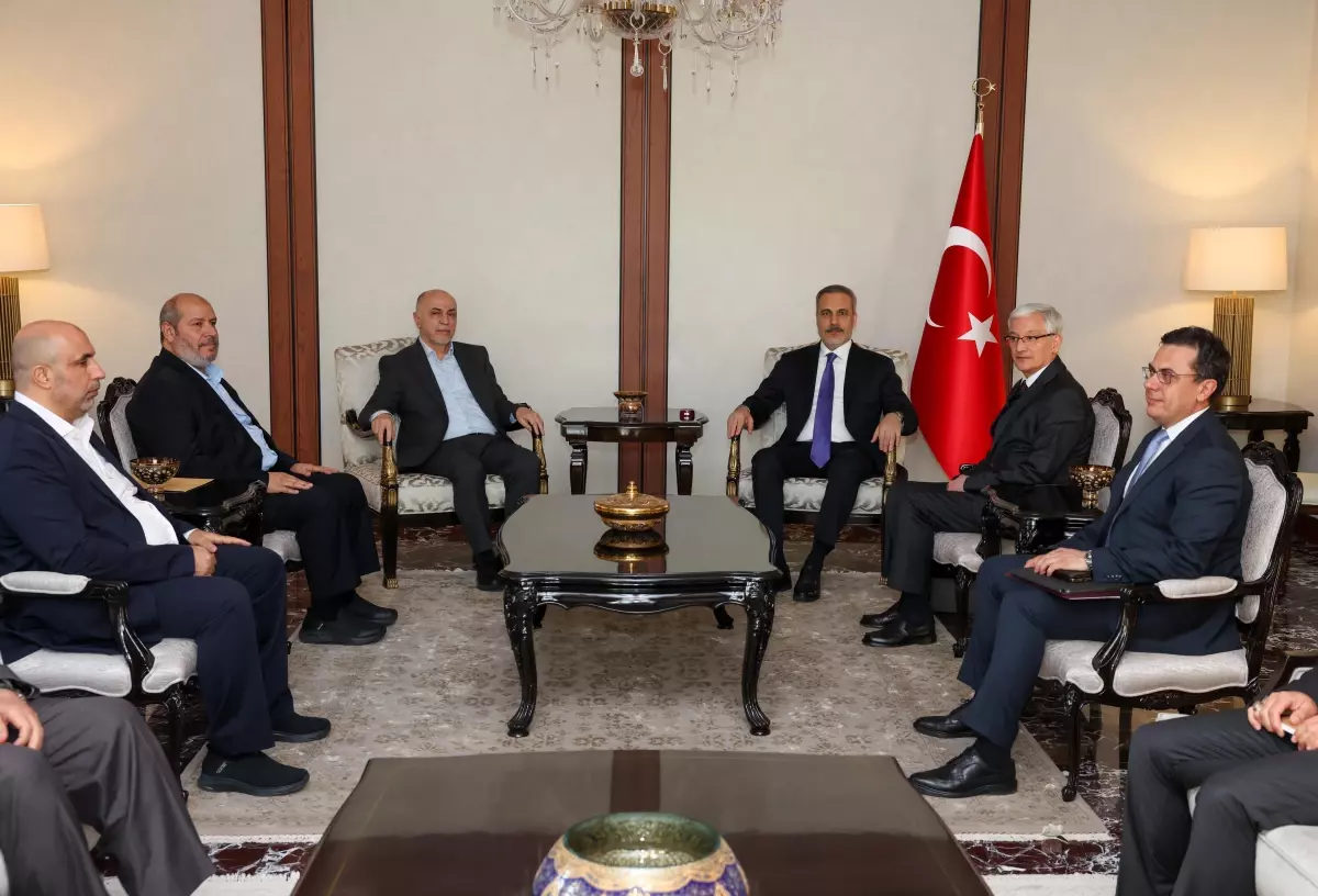 Hakan Fidan\'dan Hamas Heyeti ile Görüşme