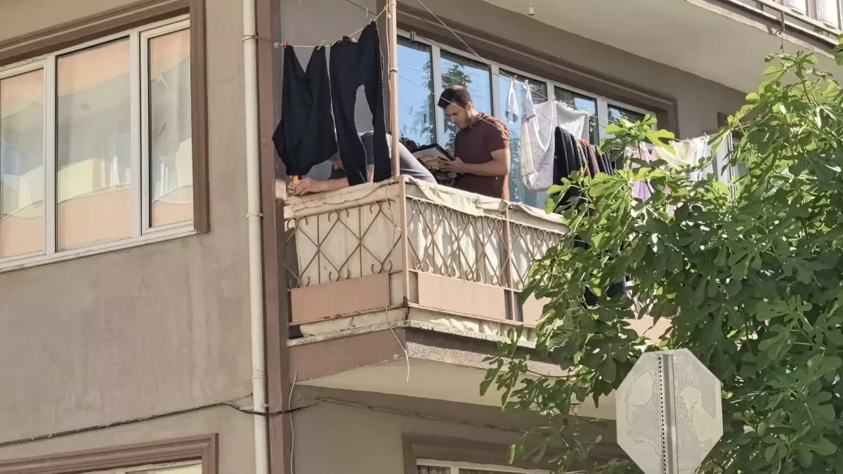 Balkondan Düşen 3 Yaşındaki Çocuk Yaralandı