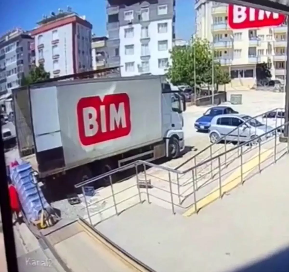 Osmaniye\'de Market Çalışanı Kamyon Arasında Sıkıştı