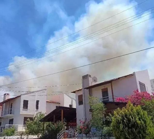 Çeşme'de zamanla yarış! Alevler evlere ulaştı