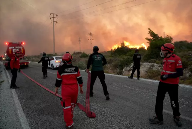 Çeşme'de zamanla yarış! Alevler evlere ulaştı