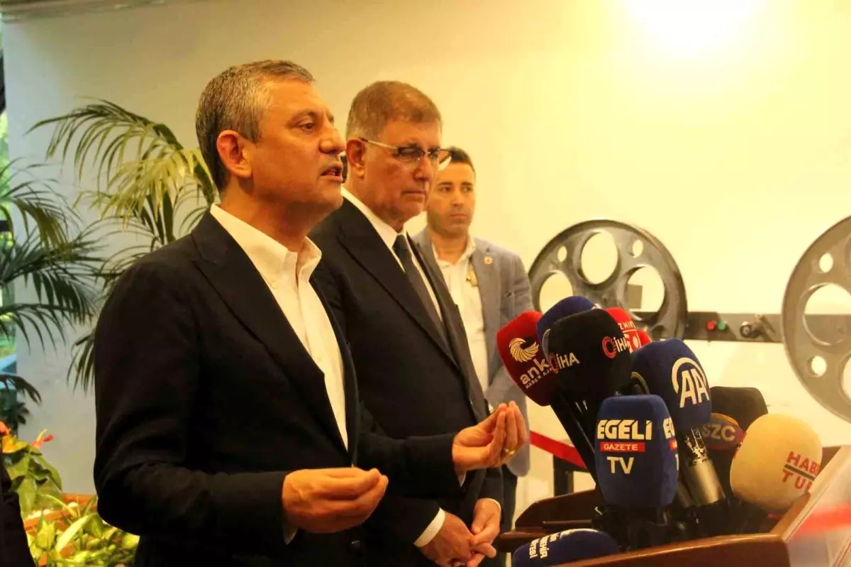 CHP Genel Başkanı Özgür Özel İzmir\'de basın toplantısı düzenledi