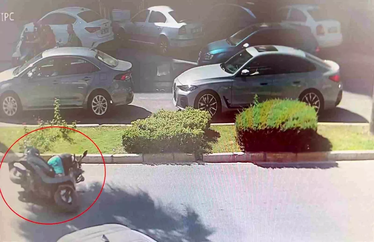 Antalya\'da Devrilen Motosikletin Sürücüsüne Vatandaşlar Yardım Etti