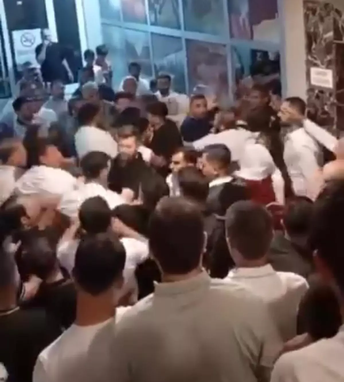 Düğün Salonunda Kavga: Tekme ve Yumruklar Havada Uçuştu