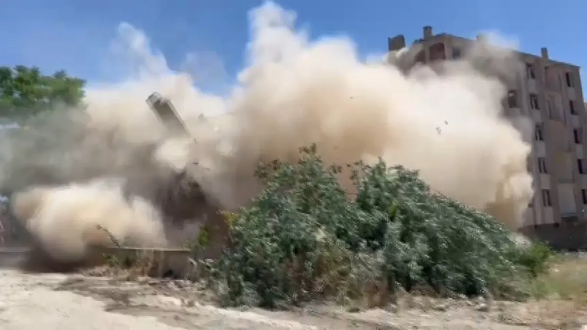 Elazığ\'da Hasar Gören Bina Yıkıldı