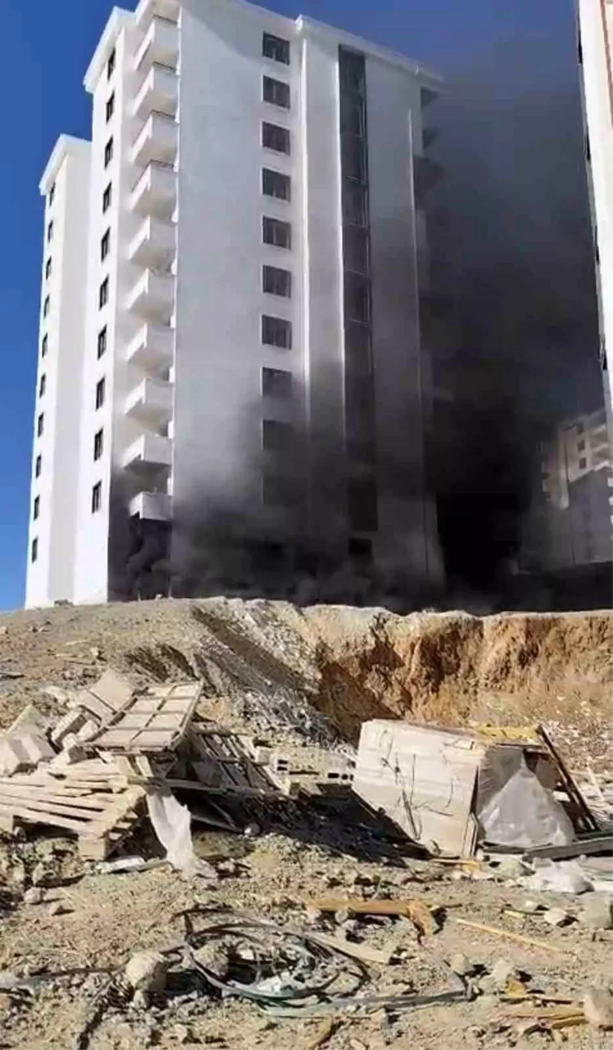 Elazığ\'da İnşaatta Yangın Çıktı