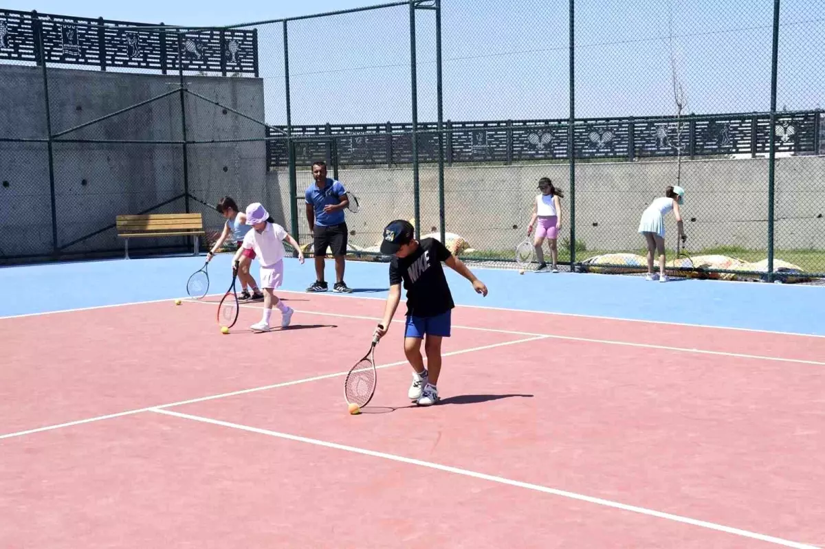 Kuşadası Tenis Kulübü\'nde Çocuklar İçin Eğitim Başladı