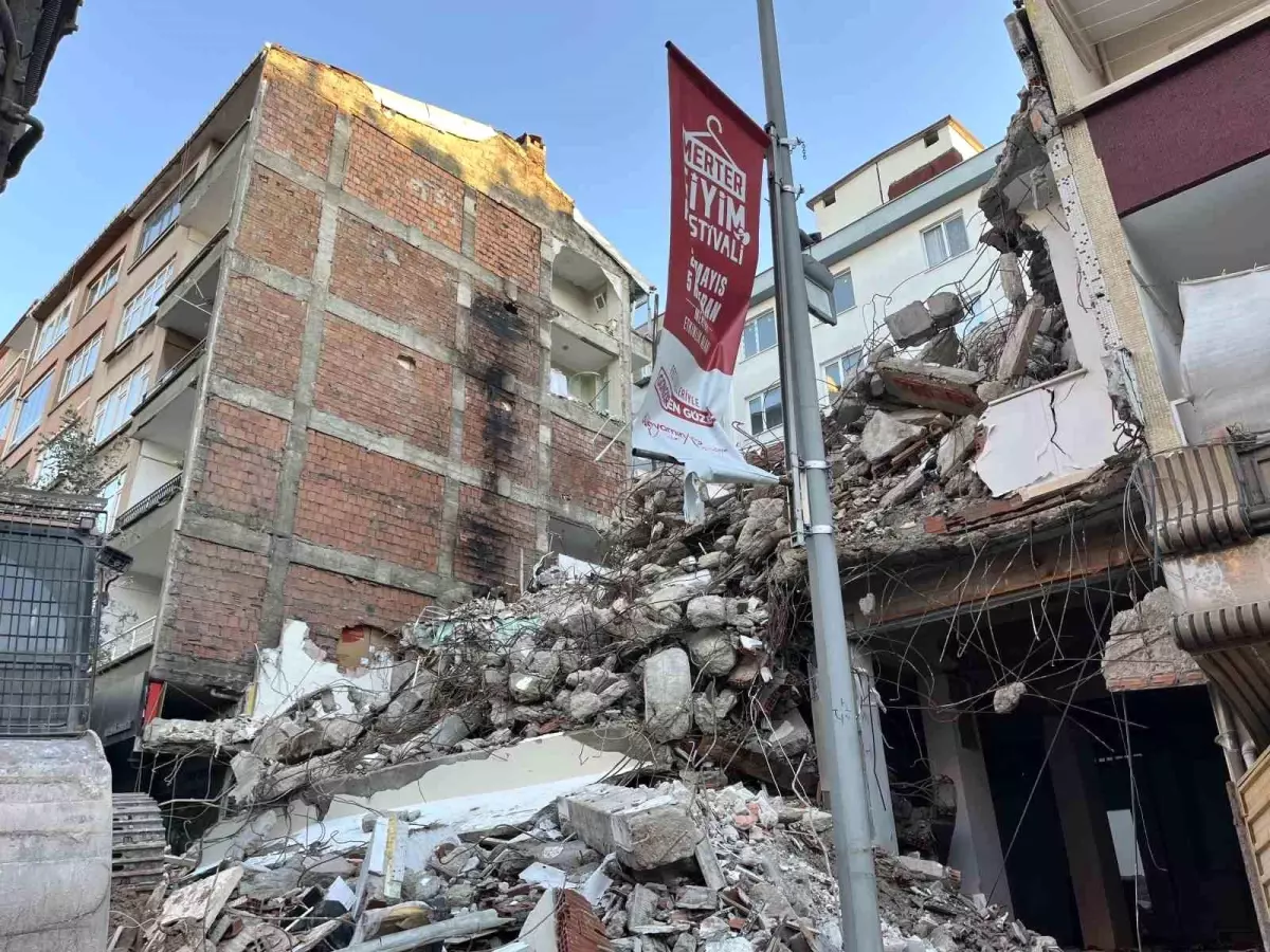 Güngören\'de Kentsel Dönüşüm Yıkımı Sırasında Yan Bina Hasar Gördü