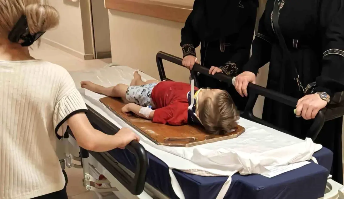 İnegöl\'de Balkon Düşmesi: 3 Yaşındaki Çocuk Ağır Yaralandı