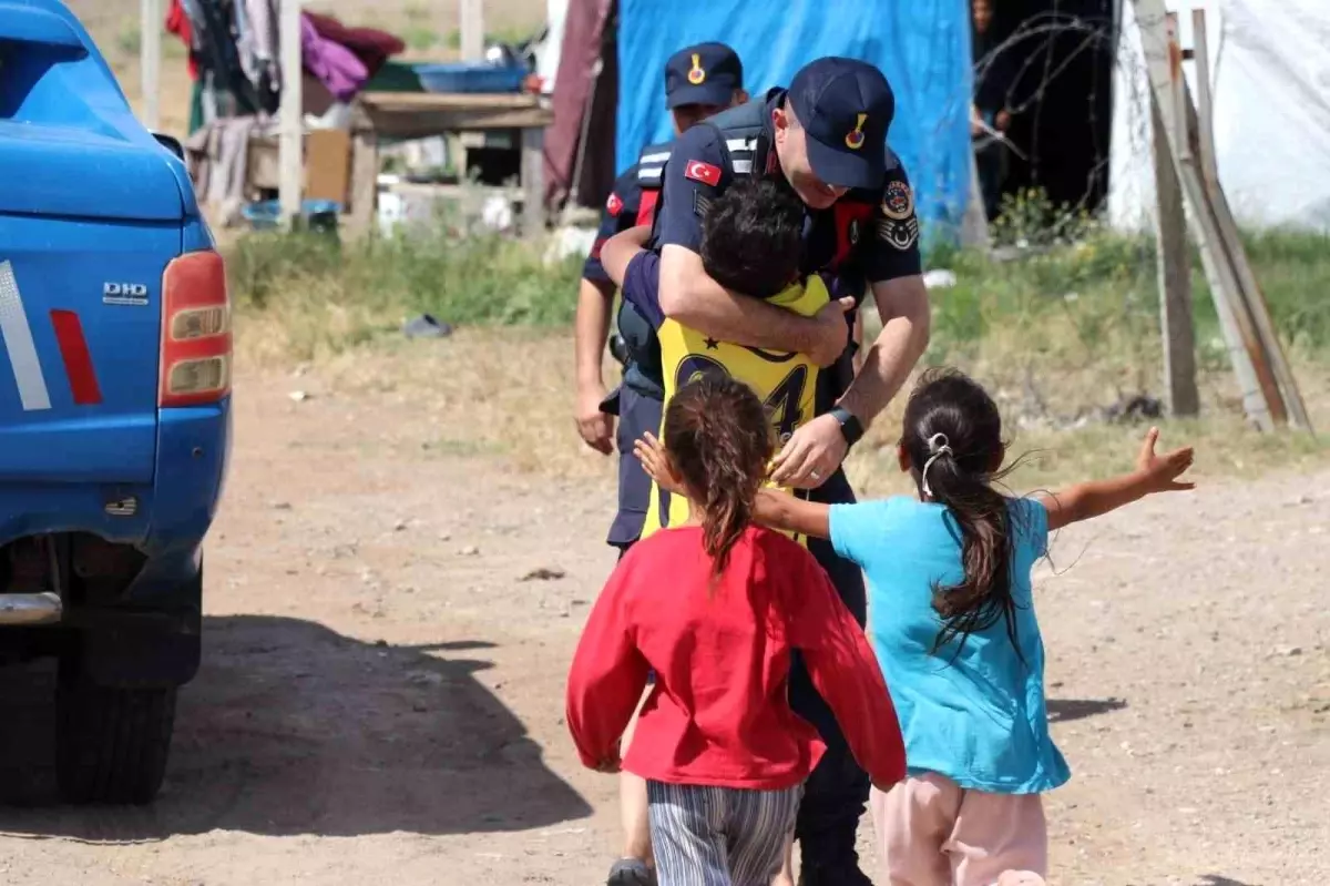 Jandarmadan Çocuklara Sürpriz