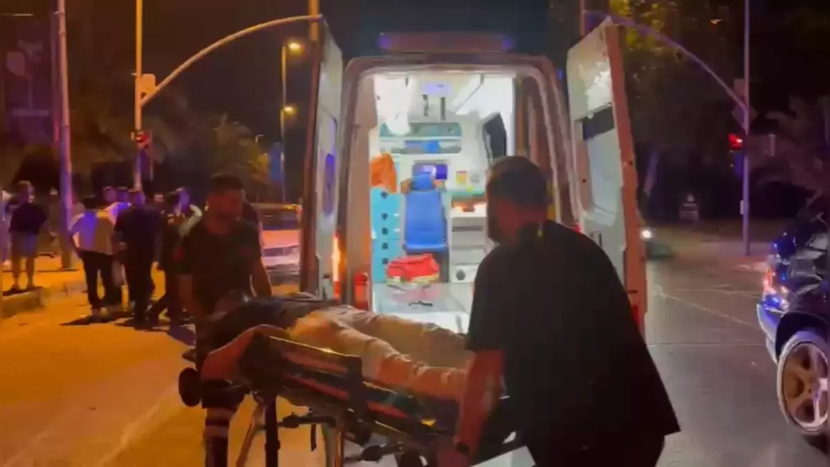 Kadıköy\'de Otomobil-Motosiklet Kazası: 2 Yaralı