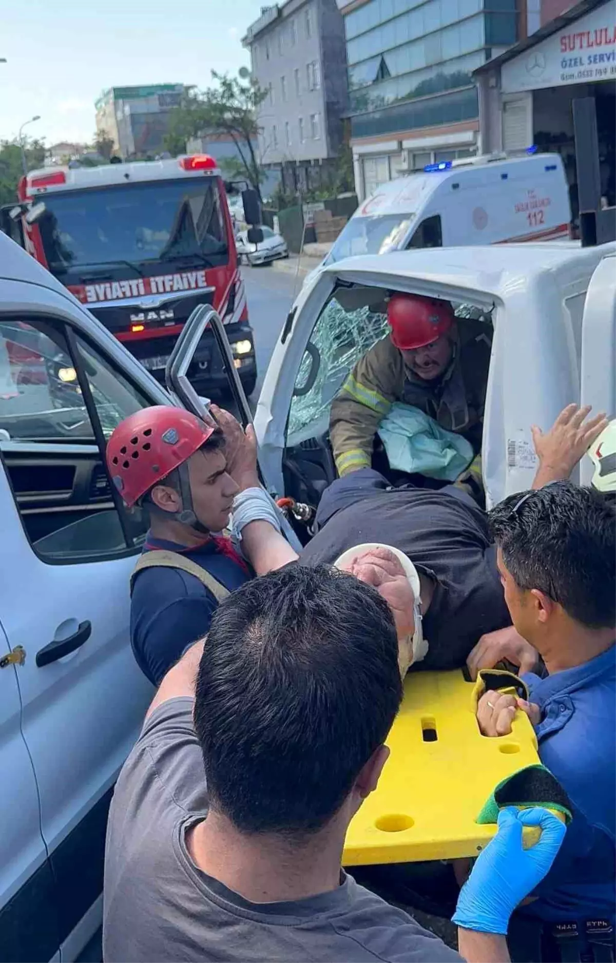 Sultanbeyli\'de Kaza: Kamyonet Sürücüsü Kurtarıldı