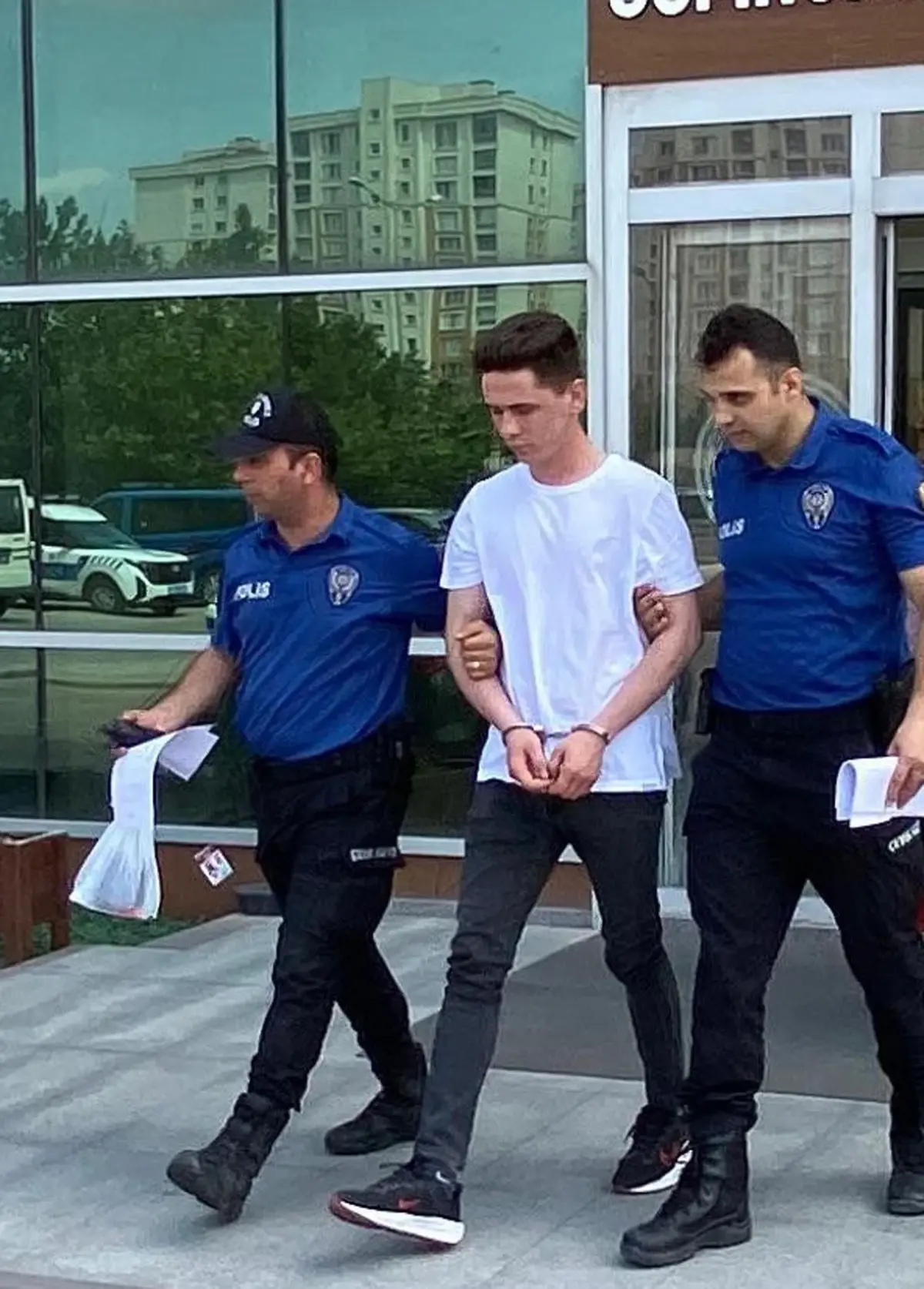 Polis Üzerine Sürücü Tutuklandı