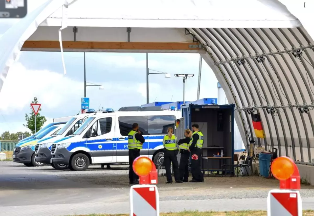 Polonya Sınır Kontrollerini Yeniden Başlatıyor