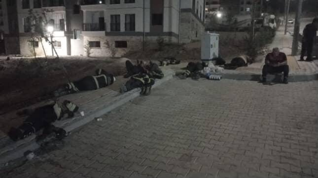Saatler süren yangında yorgun düşen 'Yangın Savaşçıları' yerde uyuyarak dinlendiler