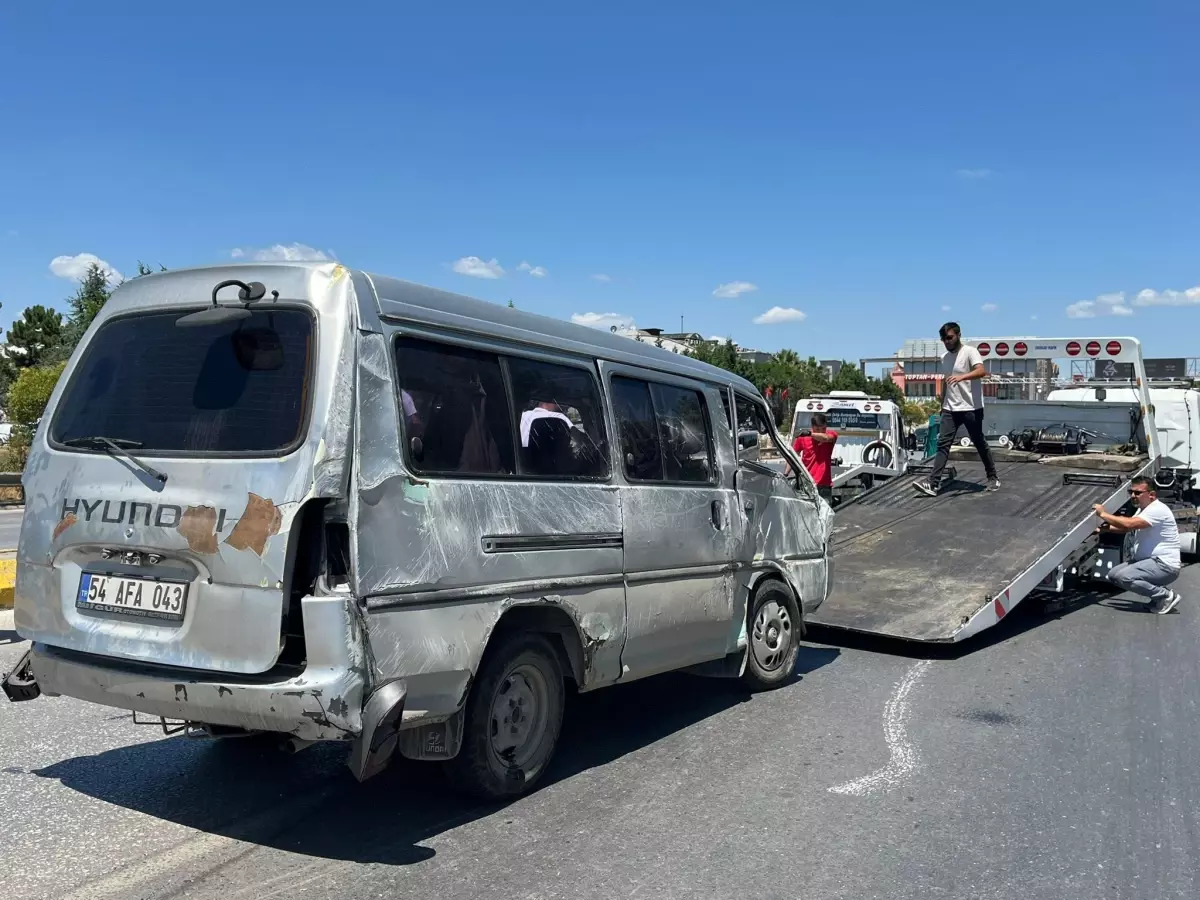 Erenler\'de Minibüs Devrildi: 6 Yaralı