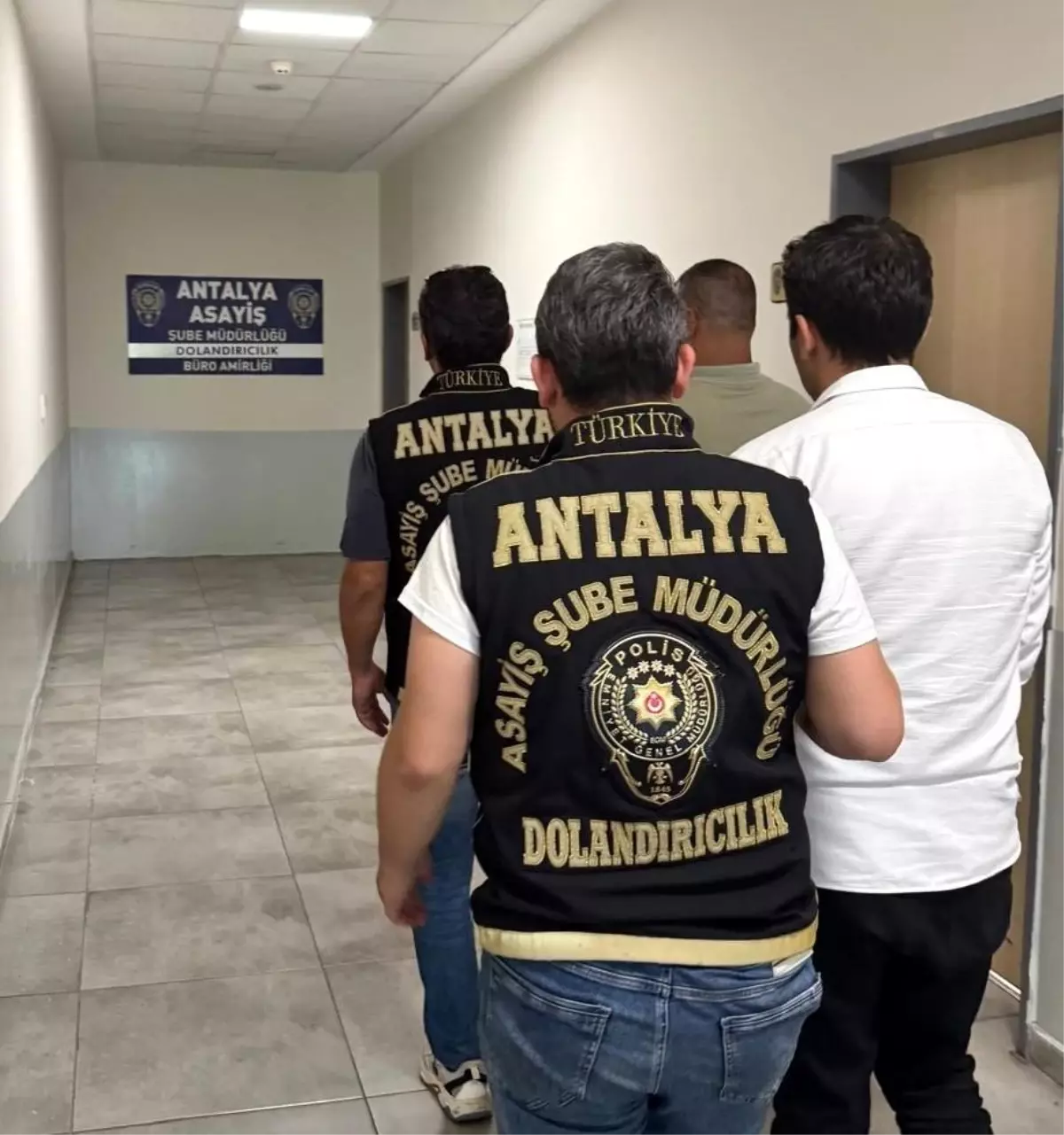 Antalya\'da Dolandırıcılık Şebekesi Çökertildi