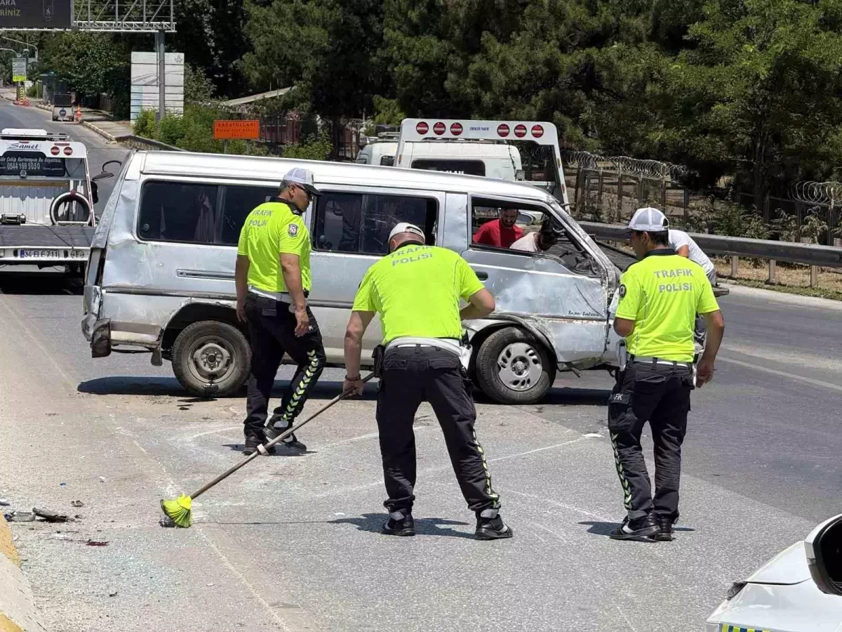 Sakarya\'da Minibüs Kazası: 6 Yaralı