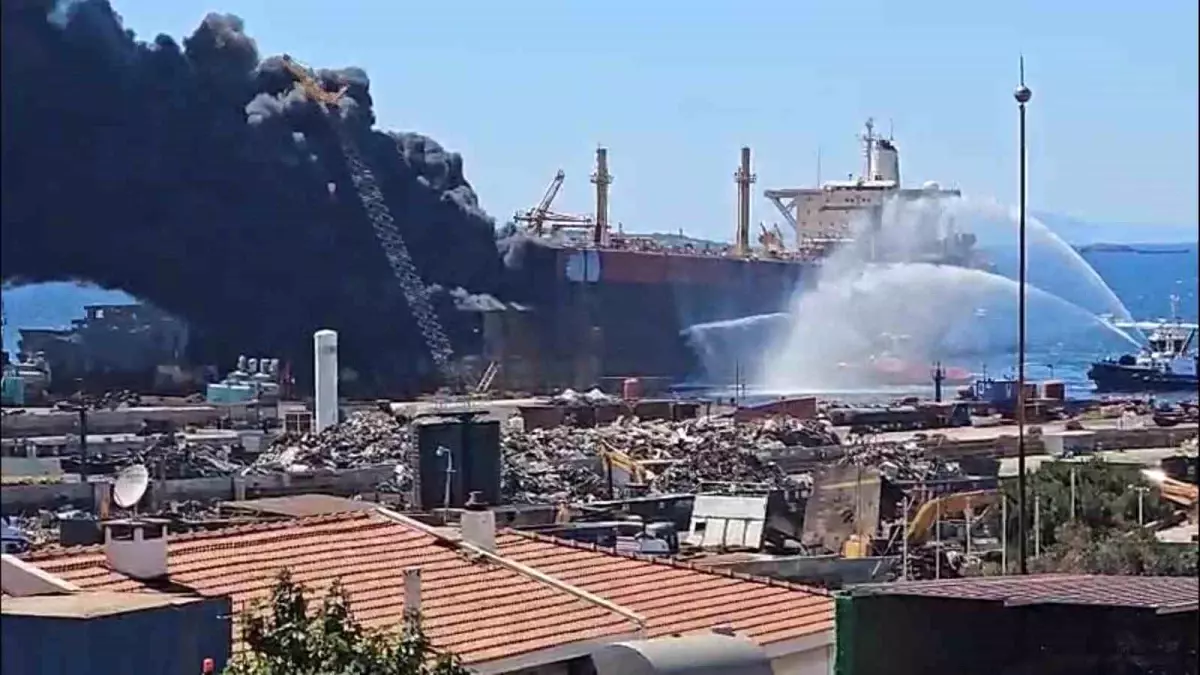 Aliağa\'da Gemi Yangını Devam Ediyor