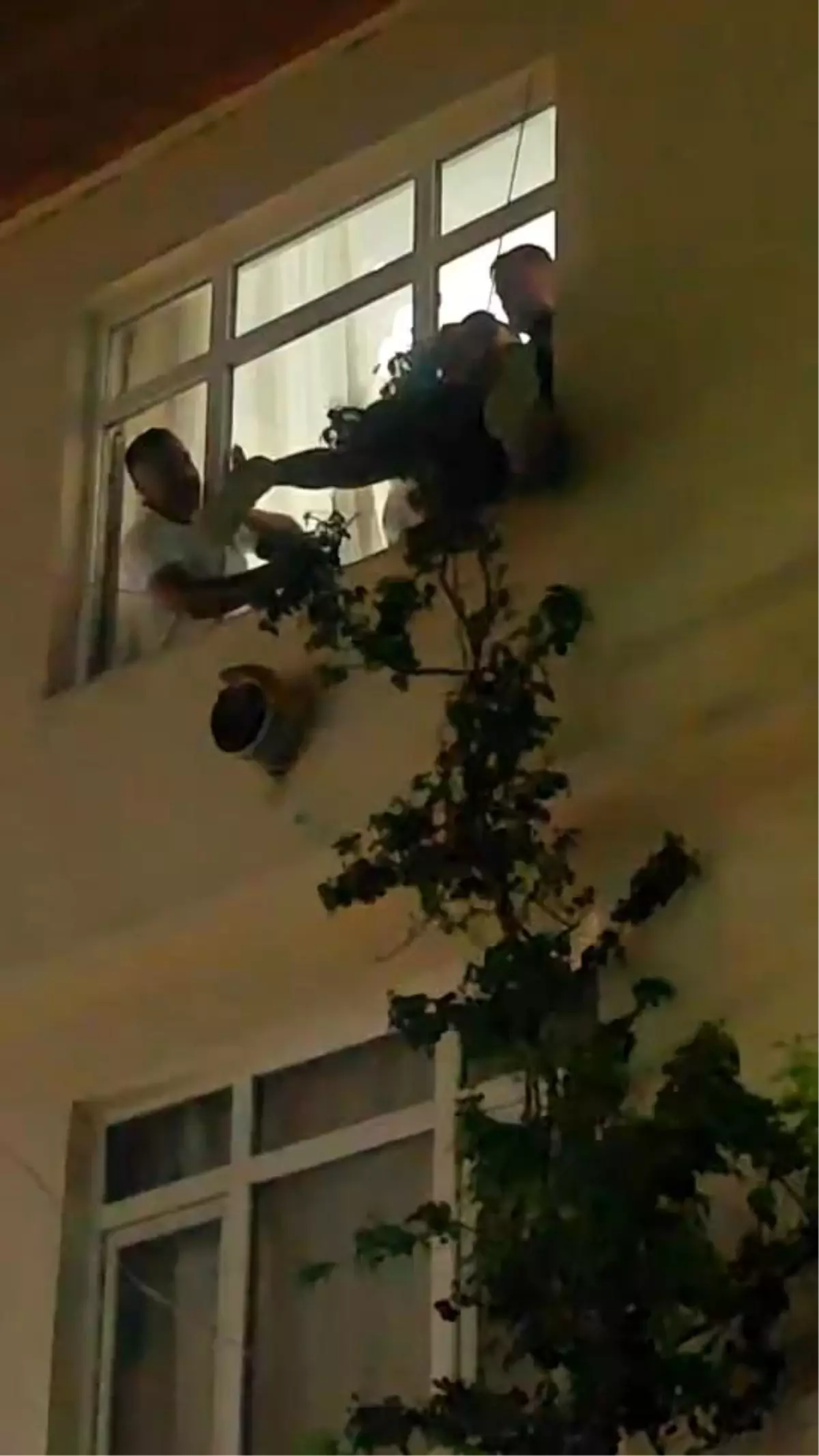 Bursa\'da İntihar Girişimi: Ekipler Kurtardı