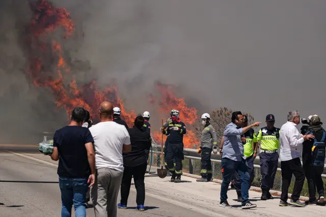 Çeşme'de felaketi yaşıyor! Yangından kaçan insanlar teknelerle tahliye ediliyor