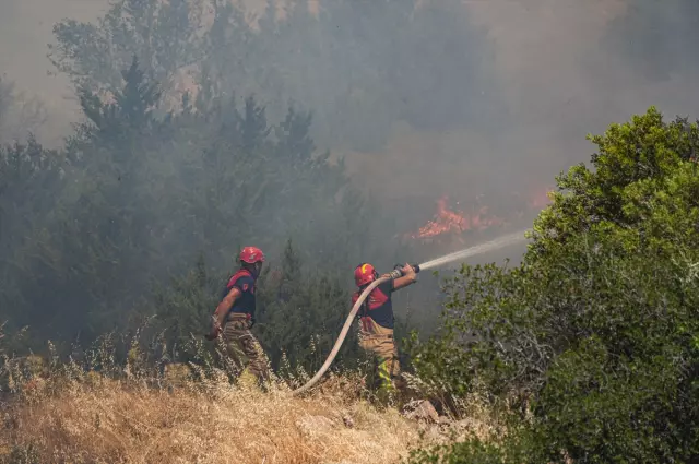 Çeşme'de felaketi yaşıyor! Yangından kaçan insanlar teknelerle tahliye ediliyor