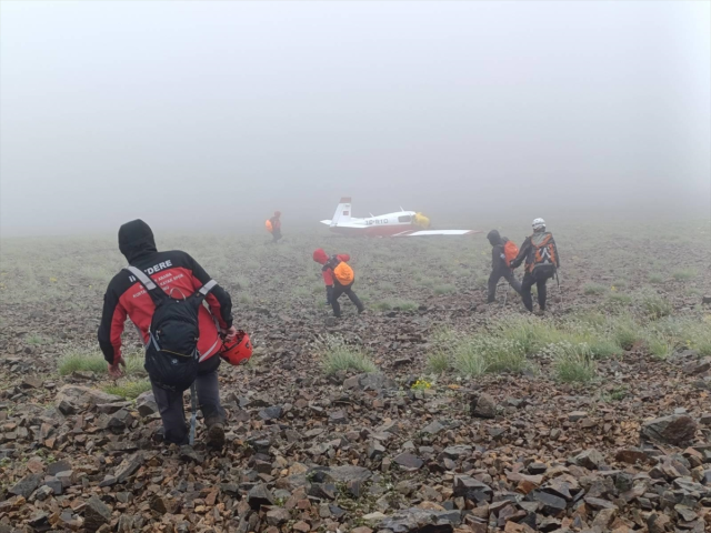 Düşen uçağın enkazına ulaşıldı: Pilot öldü, kadın yolcu kurtarıldı
