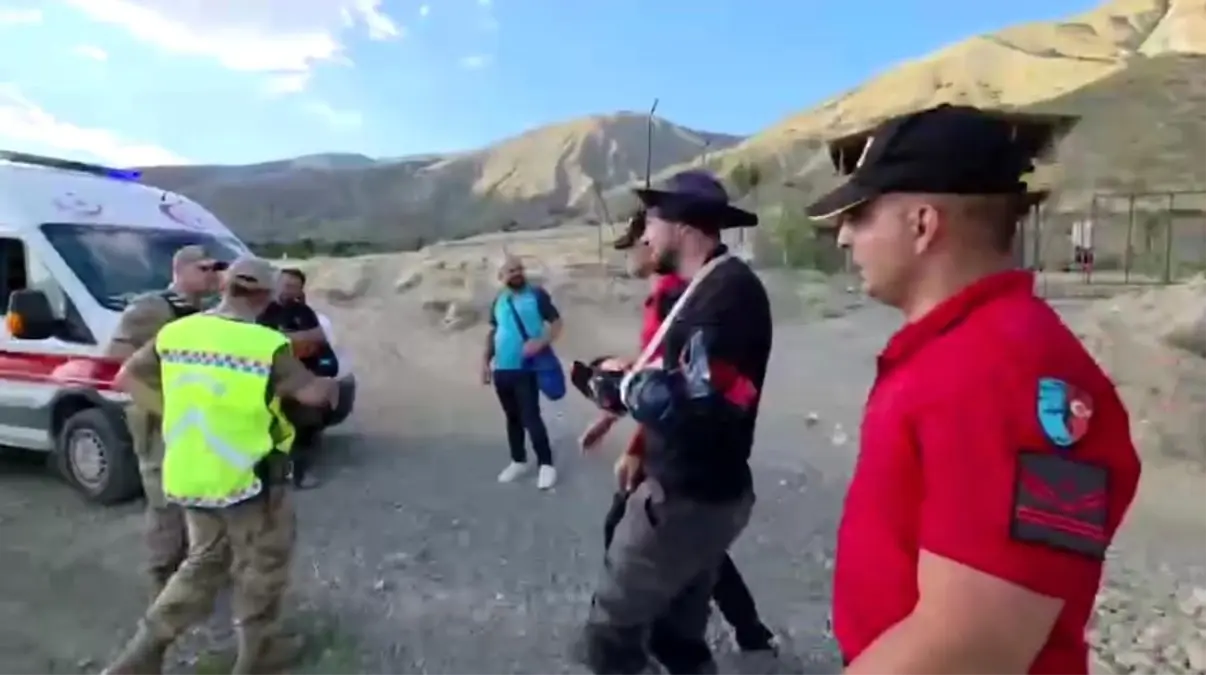 Paraşütçü Rüzgar Sebebiyle Zorunlu İniş Yaptı