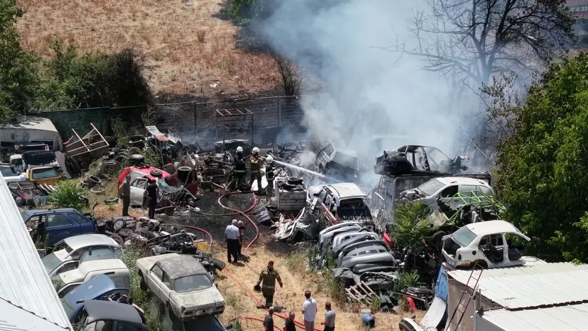 Bursa\'da Hurda Araç Deposunda Yangın