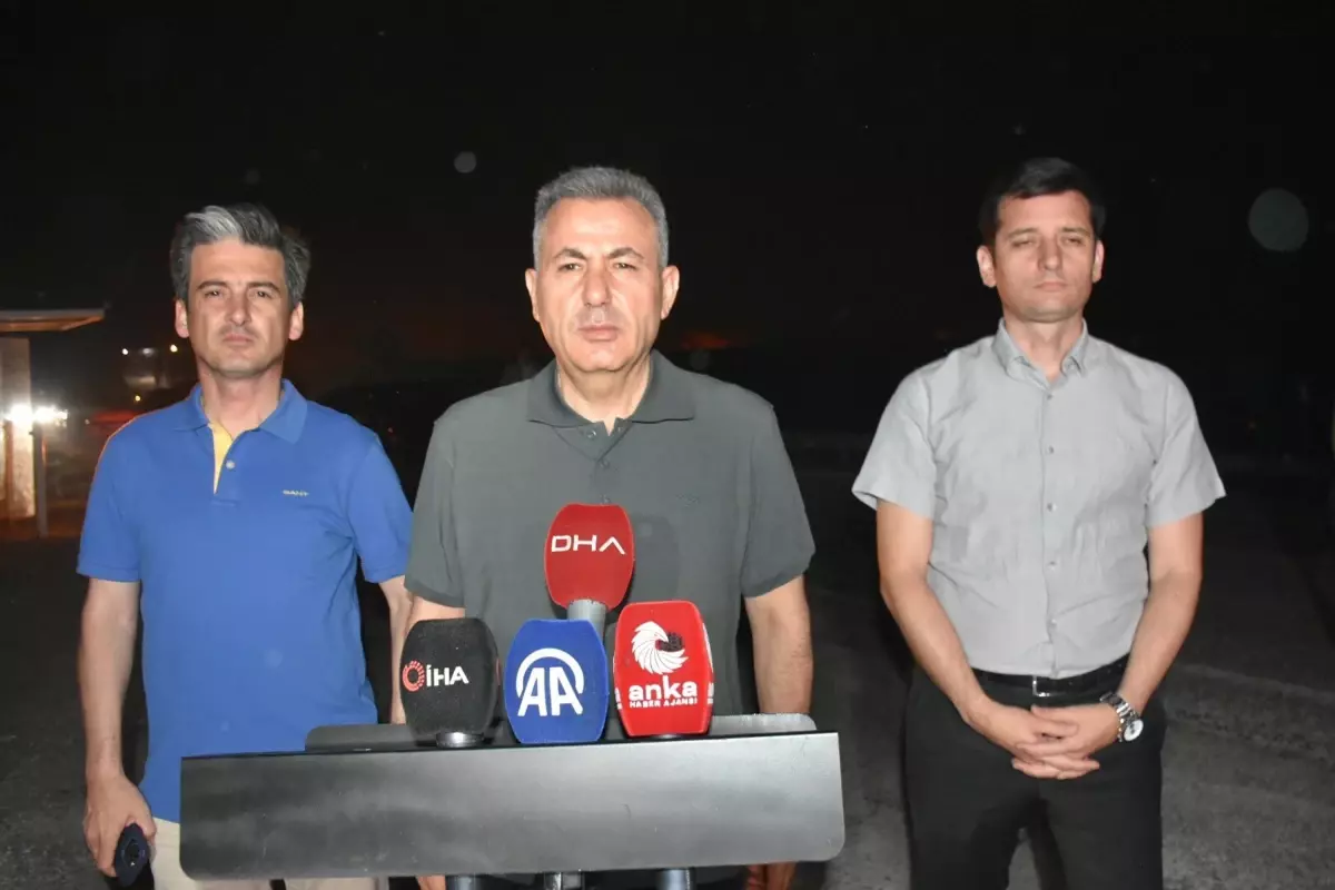 İzmir\'de Yangın: 3 Mahalle Boşaltıldı