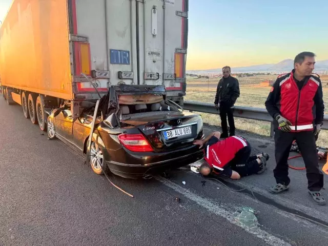 Lüks araç adeta hurdaya döndü, araç sürücüsü feci şekilde can verdi