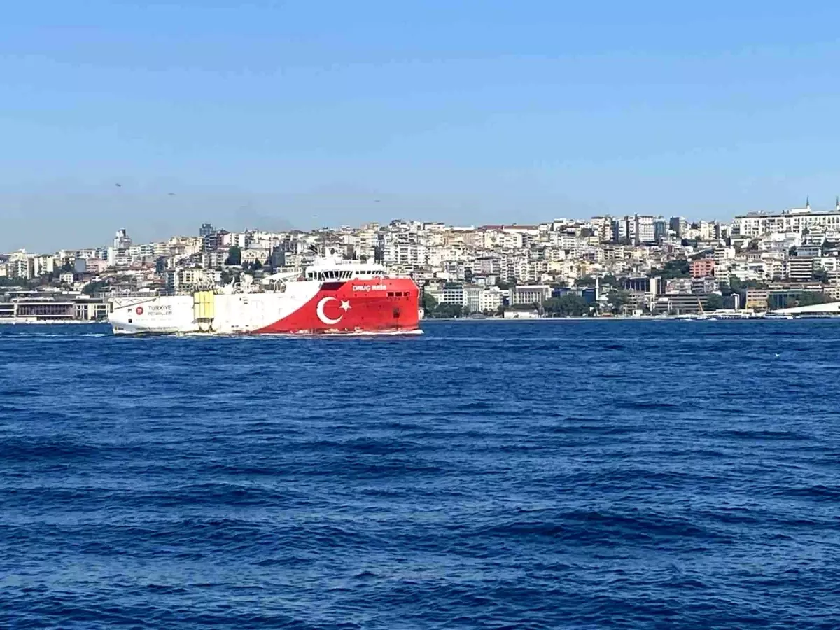 Oruç Reis Gemisi İstanbul Boğazı\'ndan Geçti