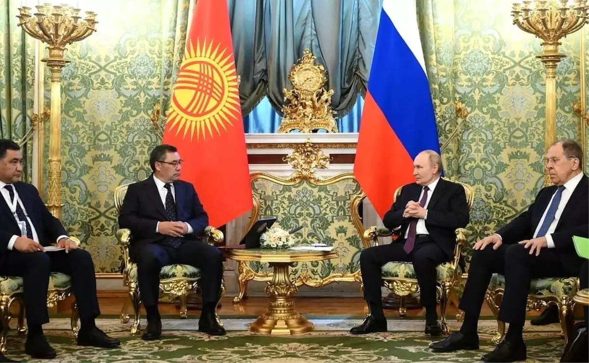 Putin ve Caparov Moskova\'da Görüşme Düzenledi