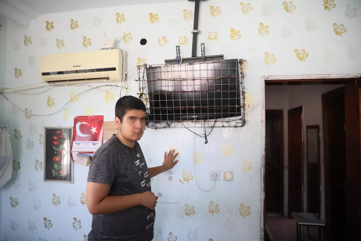 Ağır Otizmli Genç Aileyi Tehdit Ediyor