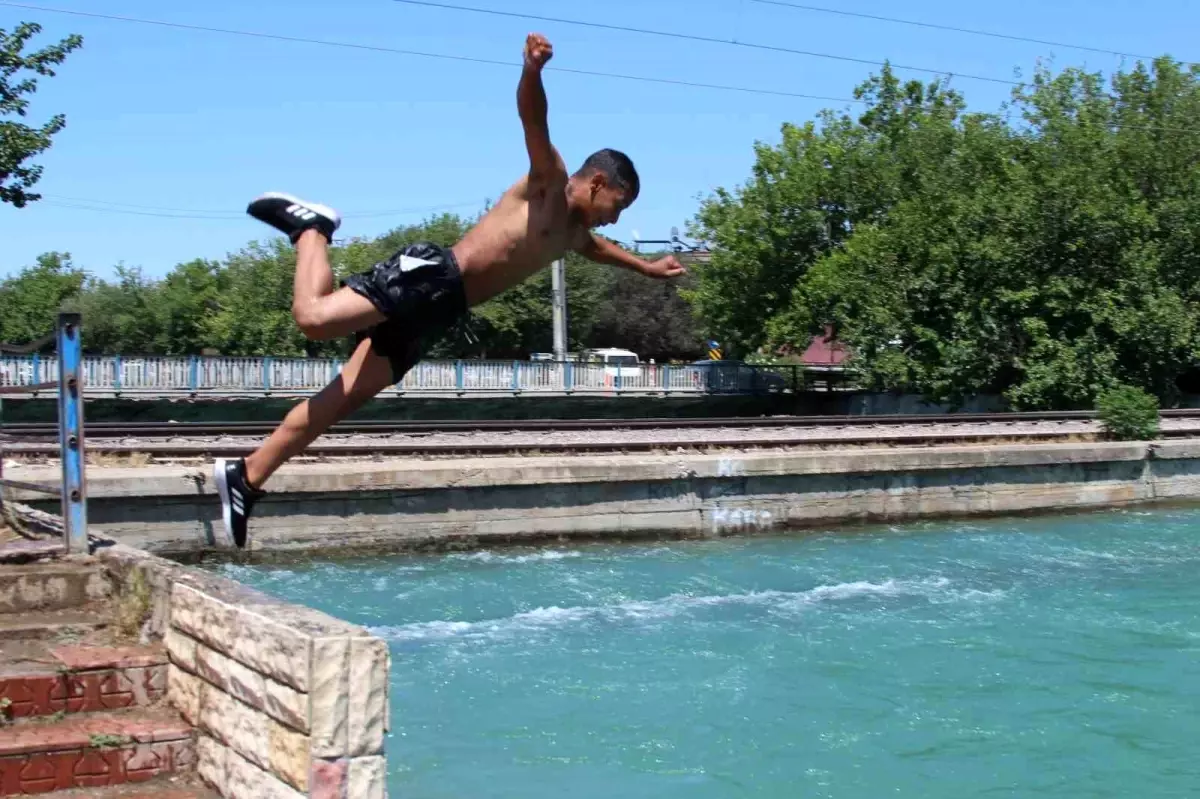 Adana\'da Gençler Tehlikeye Rağmen Sulama Kanallarında Serinliyor