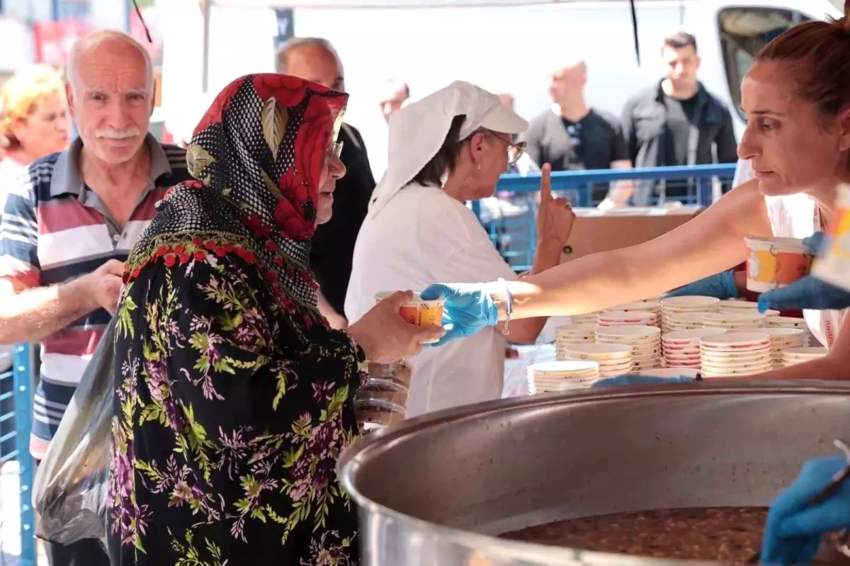 Ataşehir Belediyesi\'nden Geleneksel Aşure Dağıtımı
