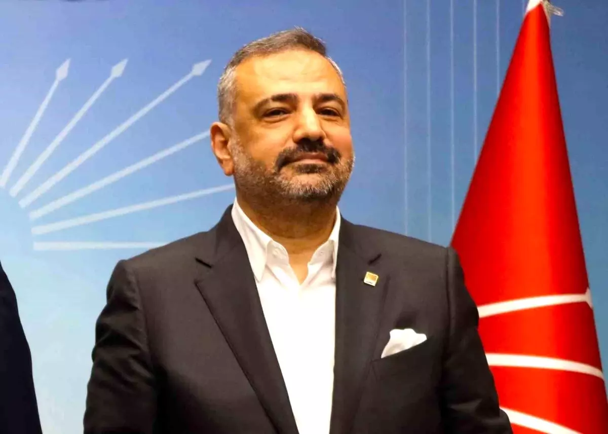 İzmir\'de Yolsuzluk Soruşturmasında CHP İl Başkanı ve Eski İZBETON Müdürü Tutuklandı