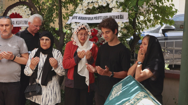 Düşen uçakta hayatını kaybeden pilot son yolculuğuna uğurlandı, oğlu fenalaştı