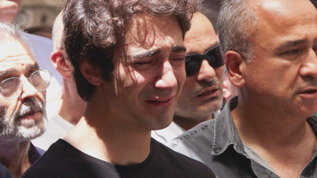 Düşen uçakta hayatını kaybeden pilot son yolculuğuna uğurlandı, oğlu fenalaştı